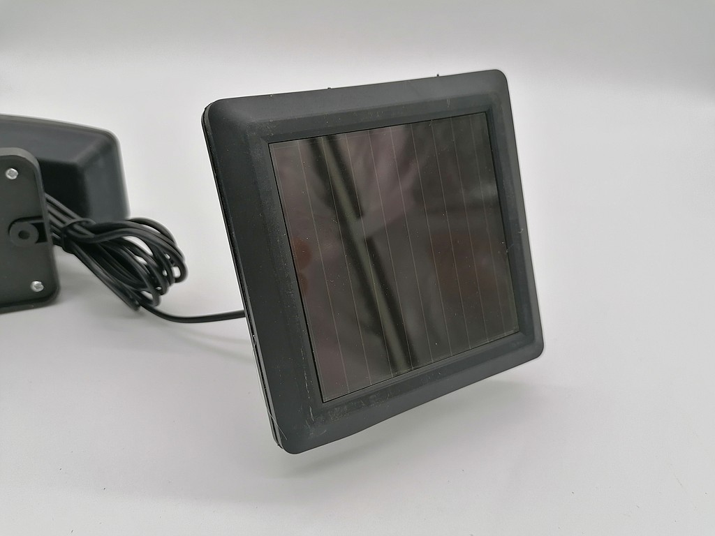 LAMPA SOLAR Z CZUJNIKIEM LED ; AKCESORIA DO ZAMONTOWANIA NA ŚCIANĘ W ZESTAWIE; wym.op. 12x17cm; dł. Przew. 2,5m; BOX ; 40 ; EAN: 