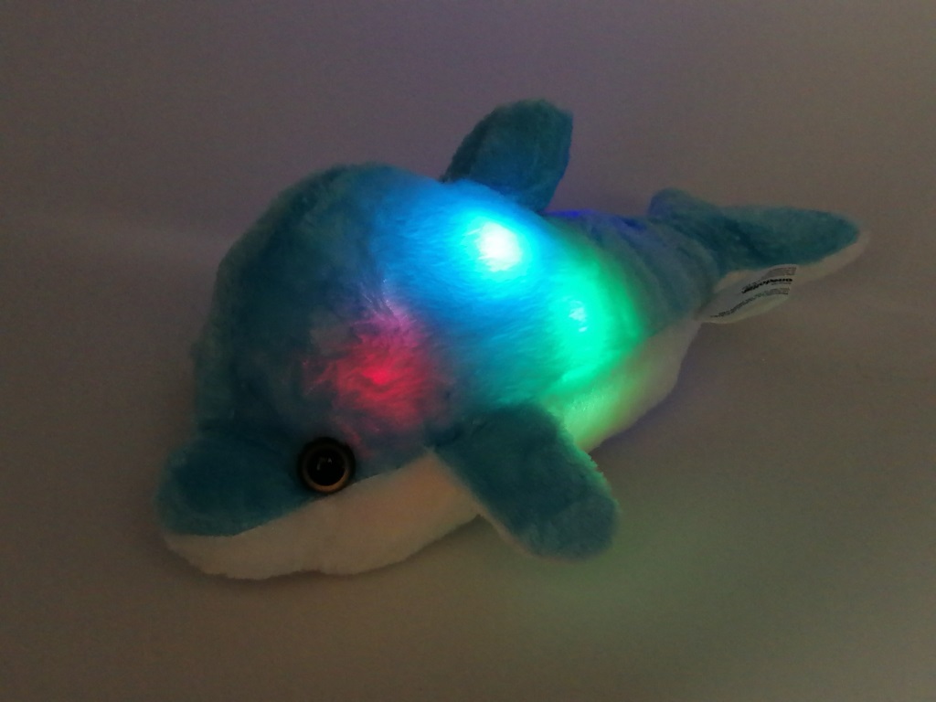 DELFIN MASKOTKA PLUSZOWY LED ; 2xAA; NIEBIESKI, RÓŻOWY, BIAŁY; dł. 30cm ; PPB ; 250 ; EAN: 