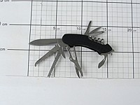 SCYZORYK CZARNY 11 FUNKCJI ; GUMOWA RĘKOJEŚĆ; wym. 9x2x2cm, dł. O. 6,5cm ; PPB ; 12/240 ; EAN: 