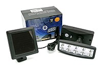 LAMPA SOLAR Z CZUJNIKIEM LED ; AKCESORIA DO ZAMONTOWANIA NA ŚCIANĘ W ZESTAWIE; wym.op. 12x17cm; dł. Przew. 2,5m; BOX ; 40 ; EAN: 