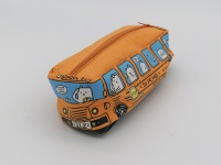 PIÓRNIK AUTOBUS SZKOLNY ; MIX KOLORÓW; wym. 19x6,5x6cm; PPB ; 240 ; EAN: 