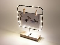 RAMKA NA ZDJĘCIE 15x10cm KWADRAT LED ; DO ZAWIESZENIA KLAMERKAMI; 2xAAA; wym. 18,5x23x5cm ; BOX ; 48 ; EAN: 