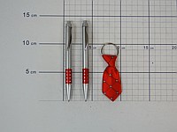 ZESTAW PREZENTOWY, DŁUGOPIS 2szt. Z BRELOKIEM ; MIX WZORÓW; wym. Op. 9x15,5x1,6cm; W/B ; 12/360 ; EAN: 